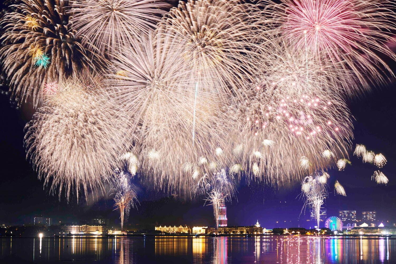長崎・ハウステンボスで「九州一 大花火まつり」西日本最大級の22,000発が夜空を彩る｜写真3