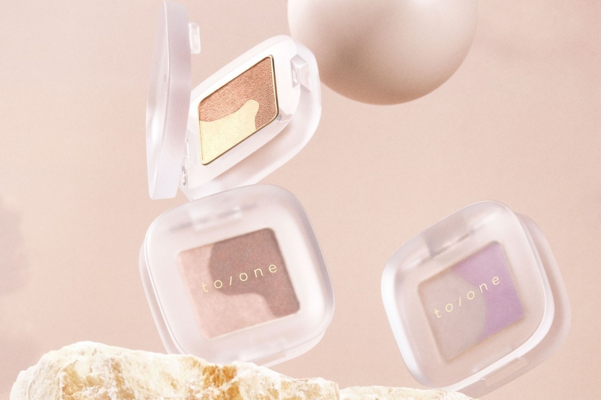 トーン23年夏コスメ、“旅先の自然に着想”透明感アイカラー＆儚げパープルのネイルなど