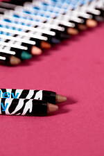 シスレー23年夏コスメ、“ゼブラストライプ柄”のシアーリップ＆高発色なアイカラーペンシル｜写真2