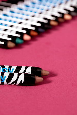 シスレー23年夏コスメ、“ゼブラストライプ柄”のシアーリップ＆高発色なアイカラーペンシル｜写真2