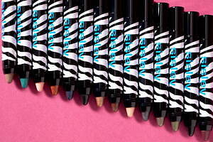 シスレー23年夏コスメ、“ゼブラストライプ柄”のシアーリップ＆高発色なアイカラーペンシル｜写真6