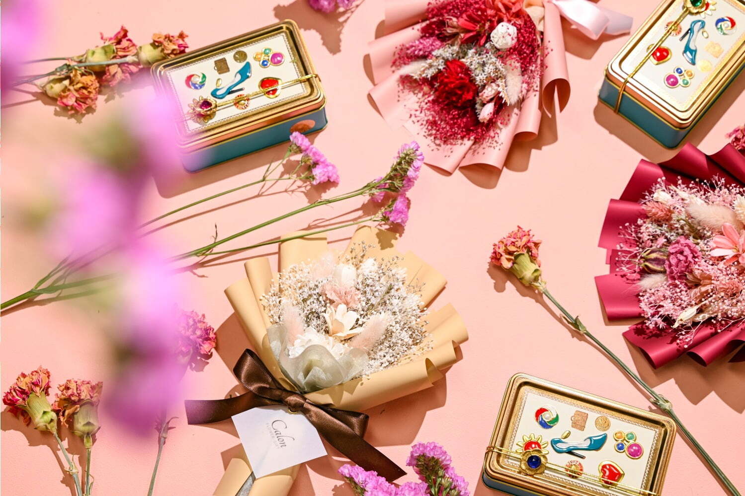 カロン ドライフラワー「母の日ギフト」“枯れないカーネーション”花束＆青山デカーボのお菓子缶セット