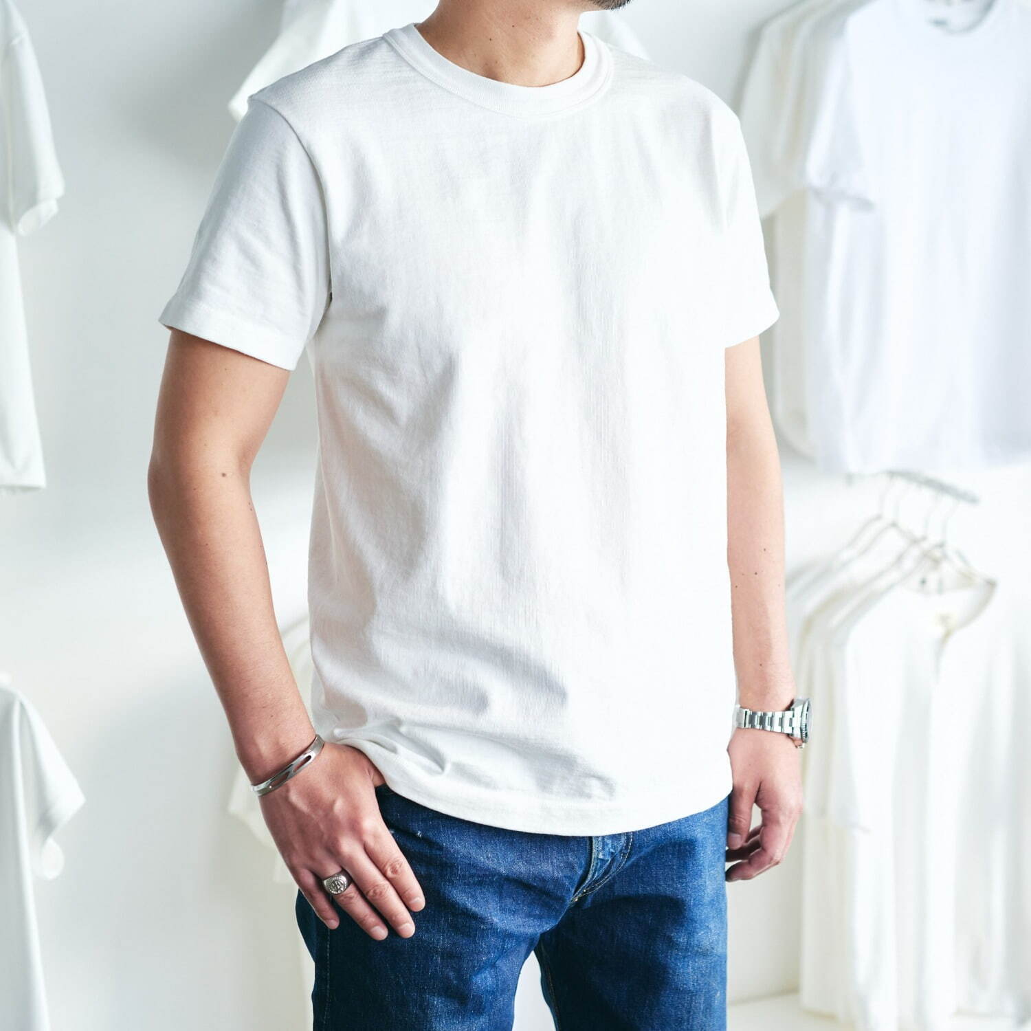 白Tシャツ専門店「#FFFFFFT」初のオリジナル、デニムに合わせる究極の