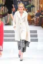 ユキ トリヰ インターナショナル　2014-15年秋冬 コレクション - ポップに魅せるクラシック｜写真24