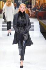 ユキ トリヰ インターナショナル　2014-15年秋冬 コレクション - ポップに魅せるクラシック｜写真26