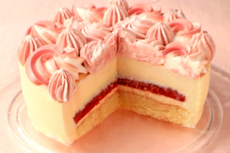 クリオロ母の日スイーツ、“まるで花束！”濃厚ミルク×苺のケーキや桃のマカロンセット