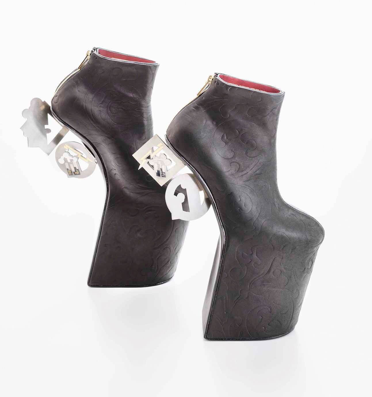 中川衛・舘鼻則孝 《Heel-less Shoes "Downtown I"》 2022年　個人蔵