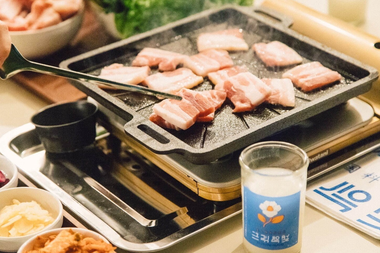 韓国料理｜ルミネ横浜“韓国風”ビアガーデン、ネオン空間で絶品サムギョプサル×マッコリなど飲み放題