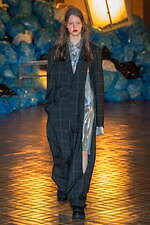 ミキオサカベ 2023年秋冬コレクション - うつむく形式性｜写真25