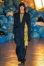 ミキオサカベ 2023年秋冬コレクション - うつむく形式性｜写真26