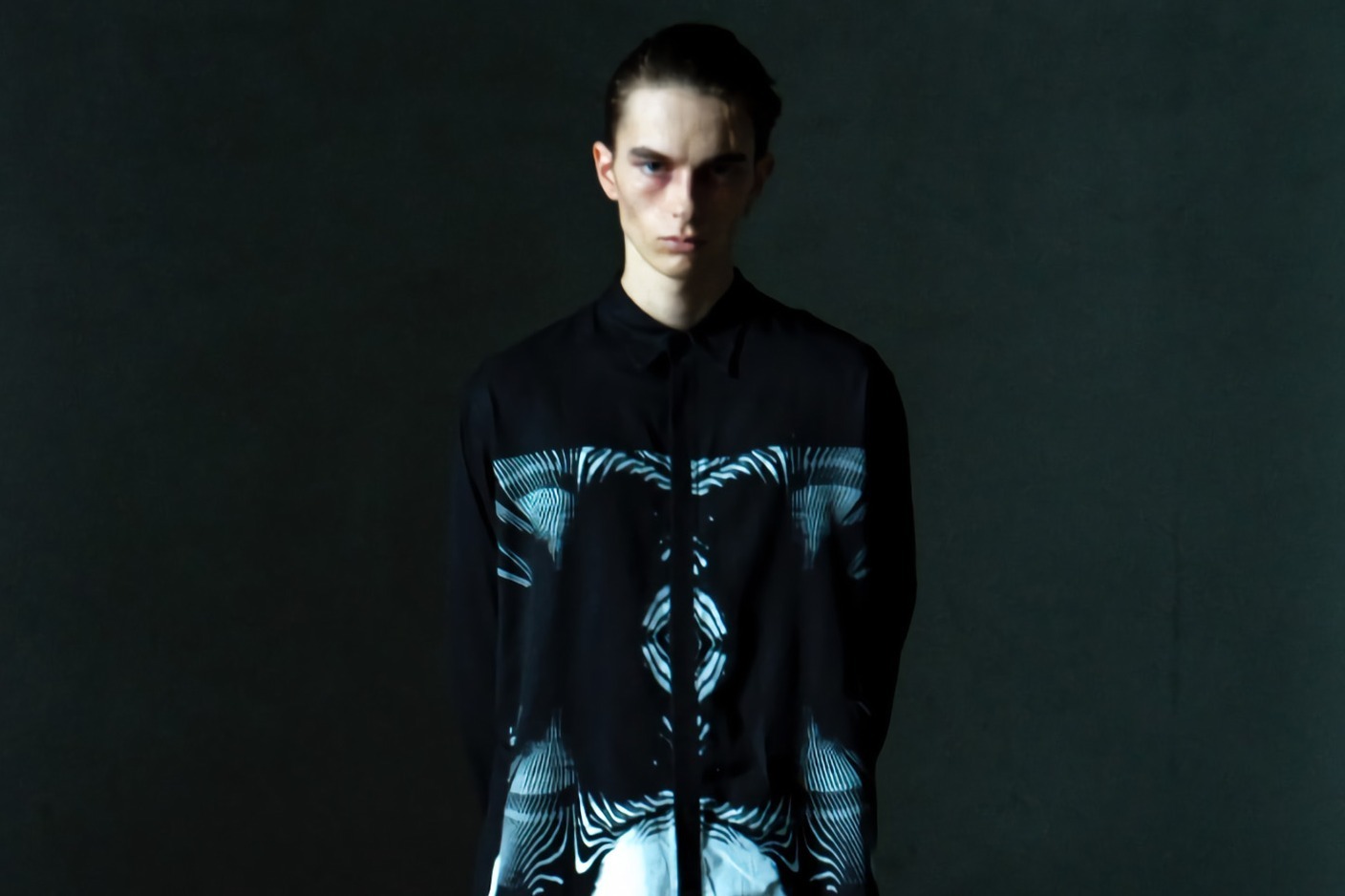 ユリウス“白黒グラフィック”を配した限定シャツ＆ワイドパンツ、メッシュガウンやタンクトップも