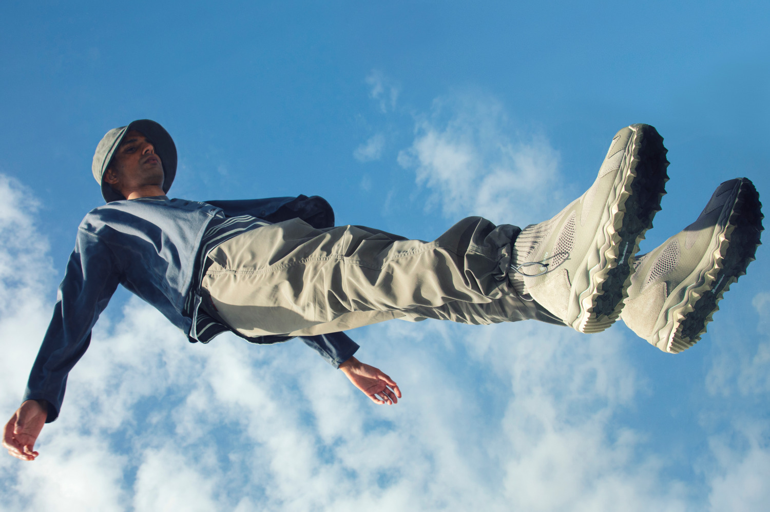 グラミチ×ノンネイティブ、イージー仕様の“ゴアテックス”クライミングパンツ