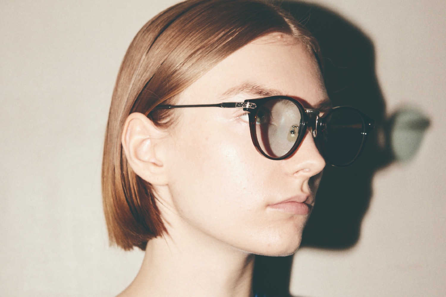 アヤメ×チノのコラボサングラス、ゴールド＆シルバーの左右非対称テンプル