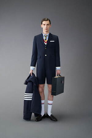 トム ブラウン新作、犬の“ヘクター”型バッグやチェック柄ポロ - 名古屋タカシマヤの新店限定で｜写真1