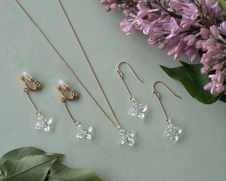 ネックレス ライラック 5,720円
ピアス/イヤリング ライラック 各6,050円