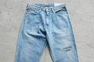 クロ×アンフォロー“プリント入り”デニムパンツ、加工を重ねたブルージーンズ