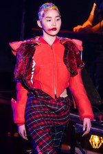 ノゾミイシグロ オートクチュール 2014-15年秋冬コレクション 渋さ知らズとコラボでショー｜写真9