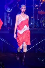 ノゾミイシグロ オートクチュール 2014-15年秋冬コレクション 渋さ知らズとコラボでショー｜写真15