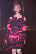 ノゾミイシグロ オートクチュール 2014-15年秋冬コレクション 渋さ知らズとコラボでショー｜写真50