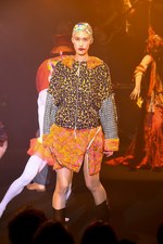 ノゾミイシグロ オートクチュール 2014-15年秋冬コレクション 渋さ知らズとコラボでショー｜写真54