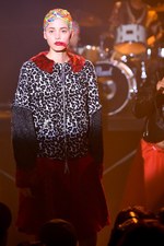 ノゾミイシグロ オートクチュール 2014-15年秋冬コレクション 渋さ知らズとコラボでショー｜写真56