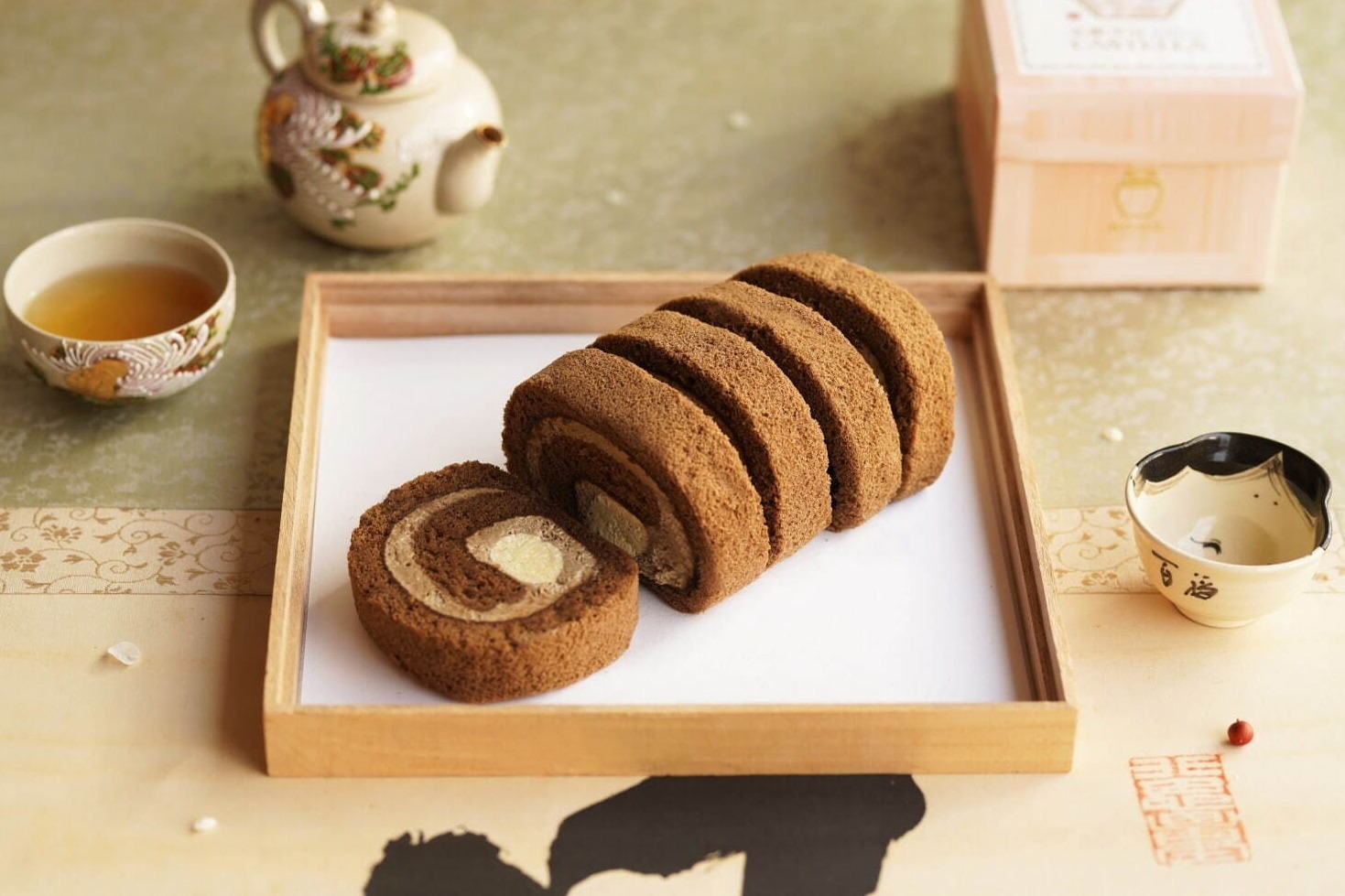 京都発の焙じ茶専門店「ホホ ホウジチャ」京都髙島屋に、玉露焙じ茶入ロールケーキ＆カステラ