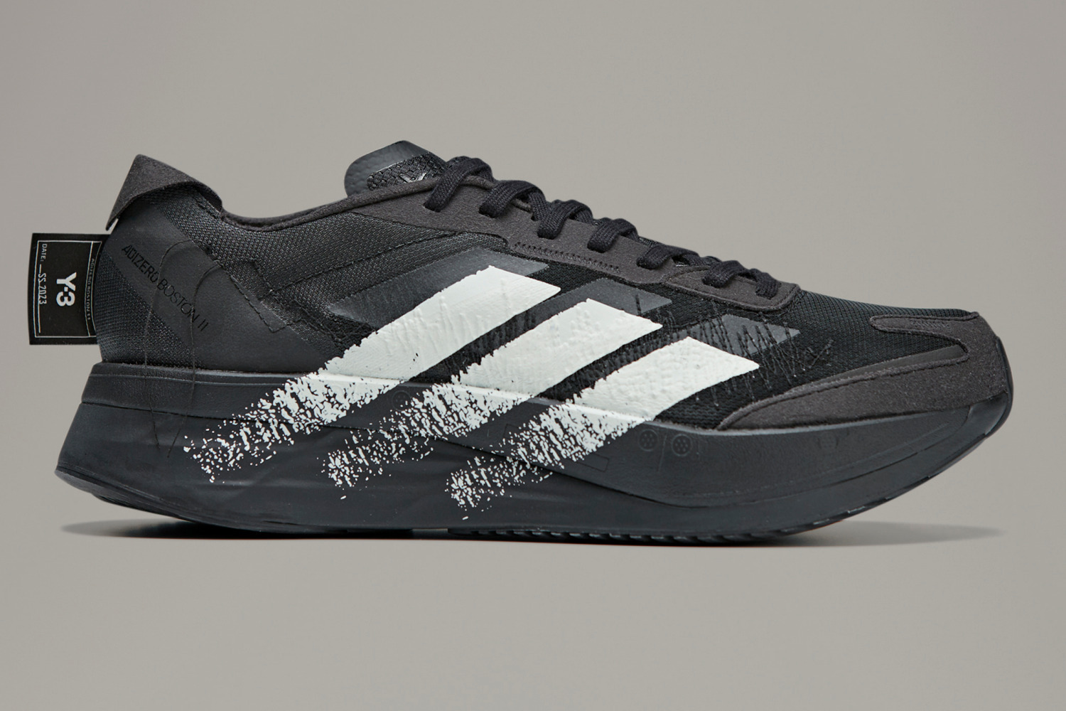 Y-3からランニングシューズの新ライン、“毛筆風”スリーストライプ