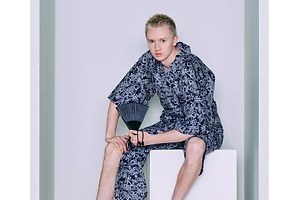 ヴィヴィアン・ウエストウッド マン「オーブ」プリント入り“甚兵衛”、シャークソールの雪駄も