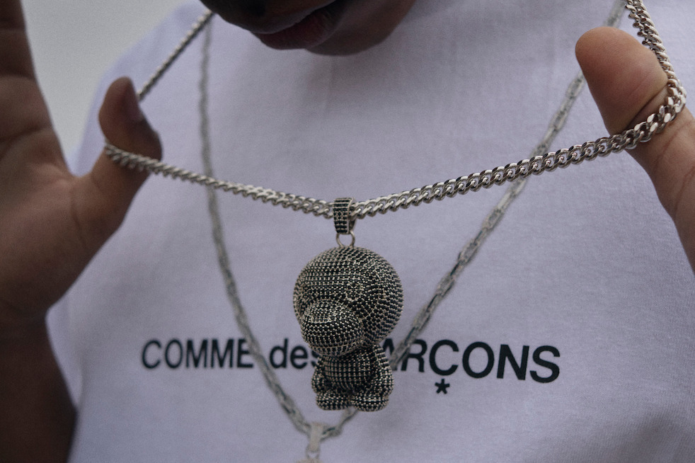 ア ベイシング エイプ×コム デ ギャルソン新作、“ネックレス”プリントTシャツやタイダイ柄シャツ