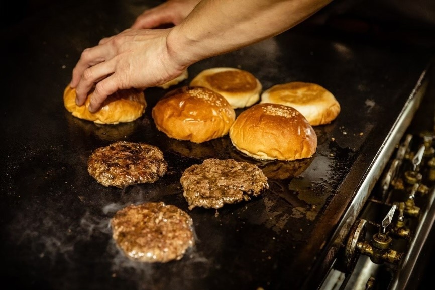 “まるでステーキバーガー”清澄白河の人気店「3000日かけて完成した極上ハンバーガー」大阪靭公園前に｜写真2