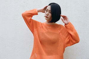 フィーニー“透け感メッシュ”のプルオーバー、1LDK別注のオレンジカラーで