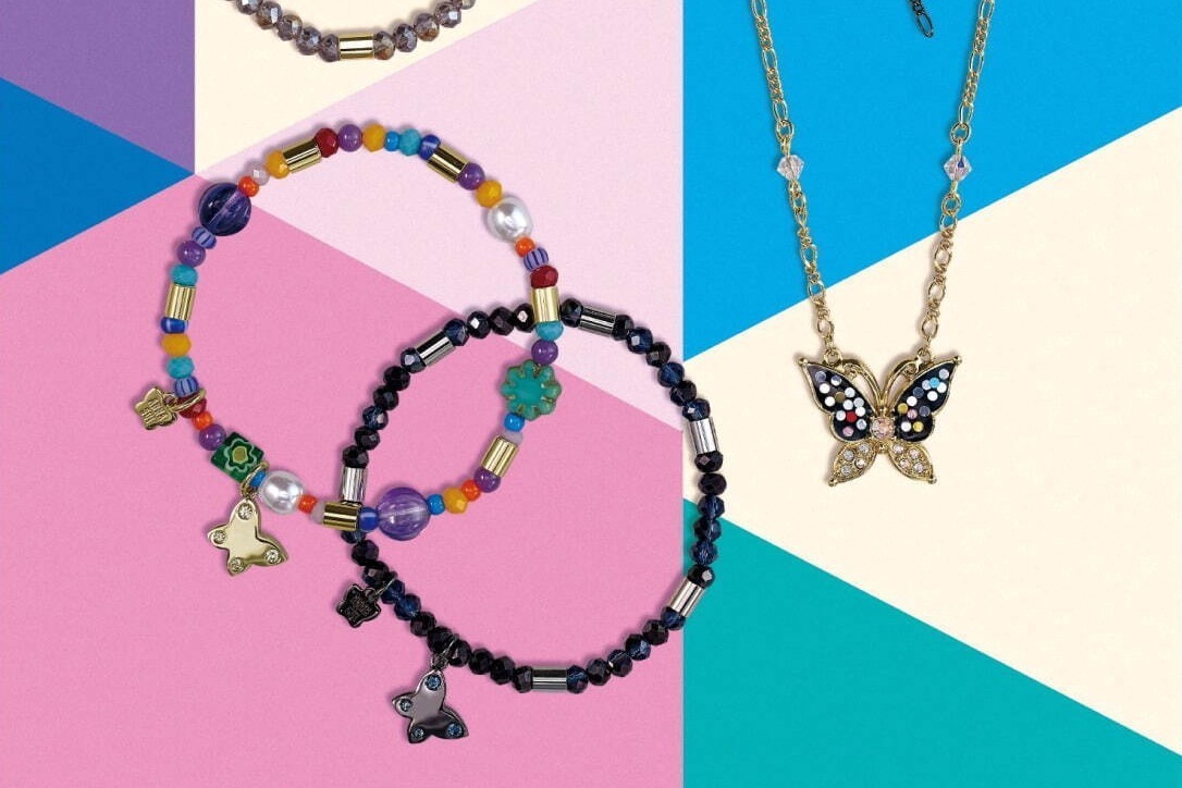 アナ スイ新作ビーズアクセサリー、“蝶”メタル付きブレスレット＆カットガラスのネックレス