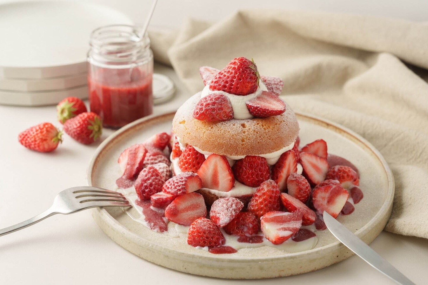 コエ ドーナツ京都“いちごたっぷり”限定ドーナツメルト、苺ソース×練乳をトッピング