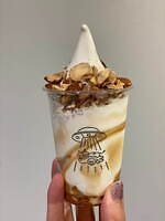 夜アイス専門店「真夜中牧場」新作、宇治抹茶とくるみの濃厚アイス＆キャラメル×アーモンド｜写真2