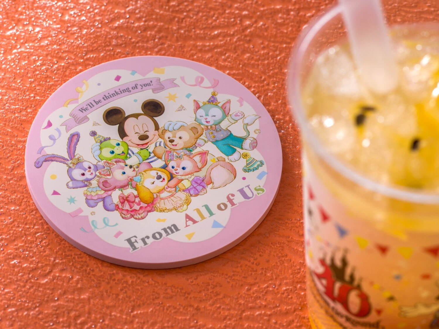 スーベニアコースター 対象メニューにプラス 650円
※対象メニュー例：スパークリングドリンク (マンゴー＆パッションフルーツ) 600円