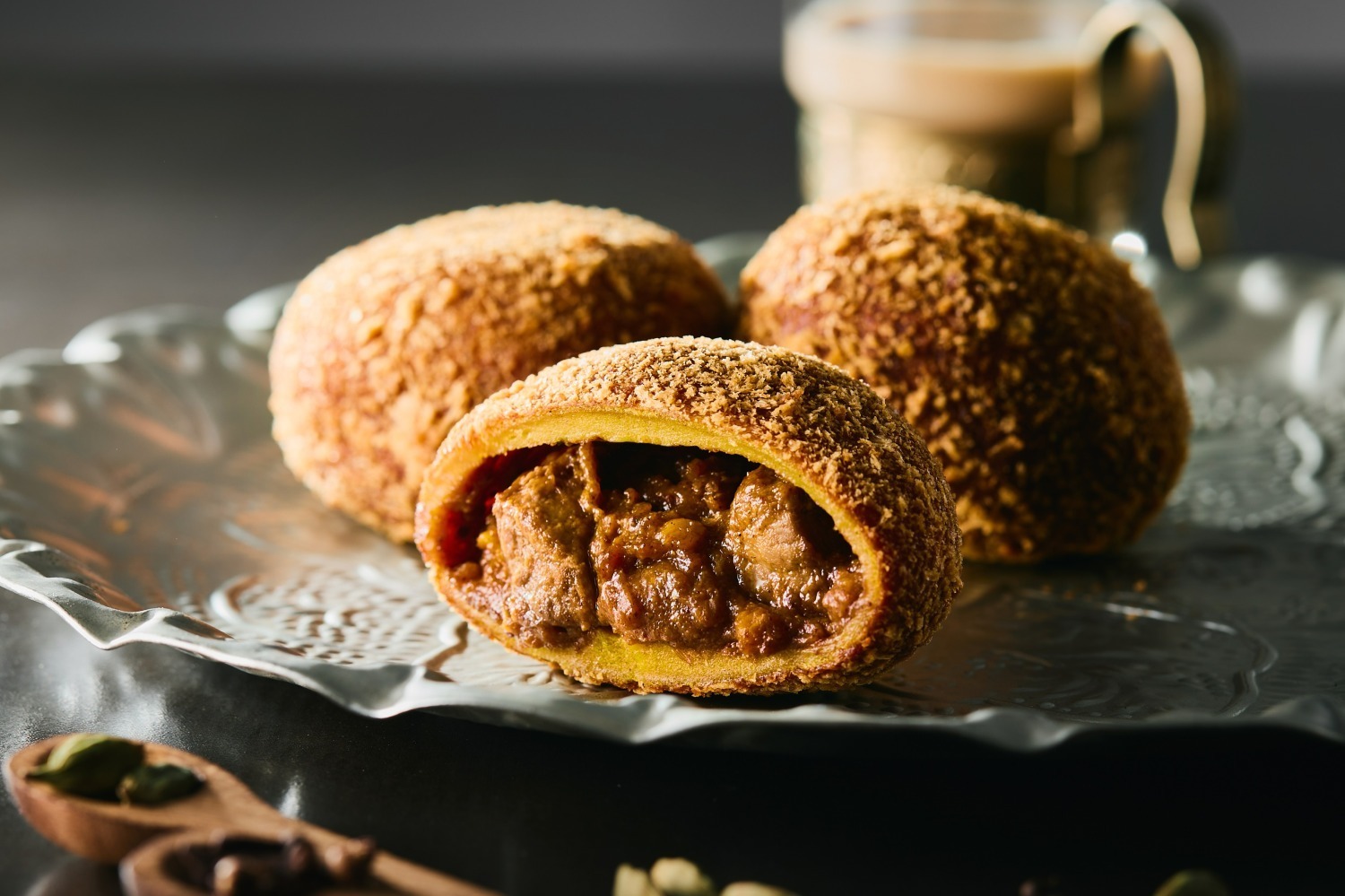 カレー｜旧ヤム邸監修カルダモン香る“スパイスカレーパン”阪急うめだ本店ハウス カレーパンノヒに