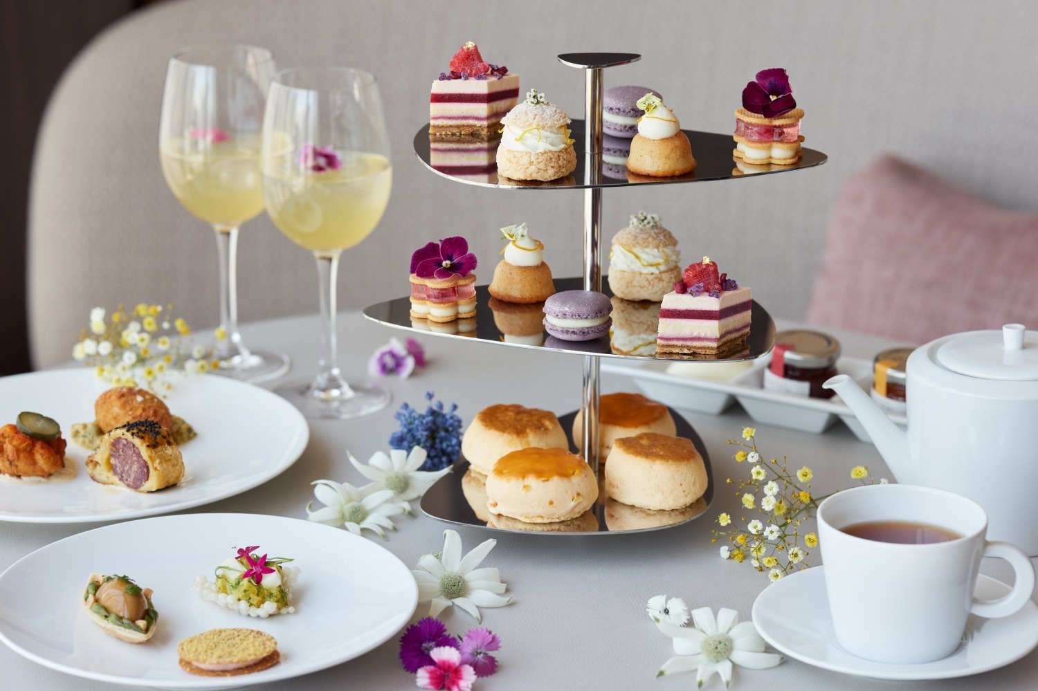 カモミール｜フォーシーズンズホテル丸の内 東京“春のスイス”アフタヌーンティー、ラベンダーマカロンなど