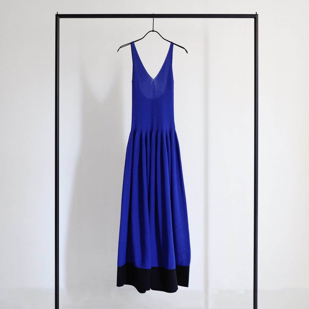 CFCL“鮮やかブルー×ブラック”のギャザードレス＆スカート、エディション限定｜写真1