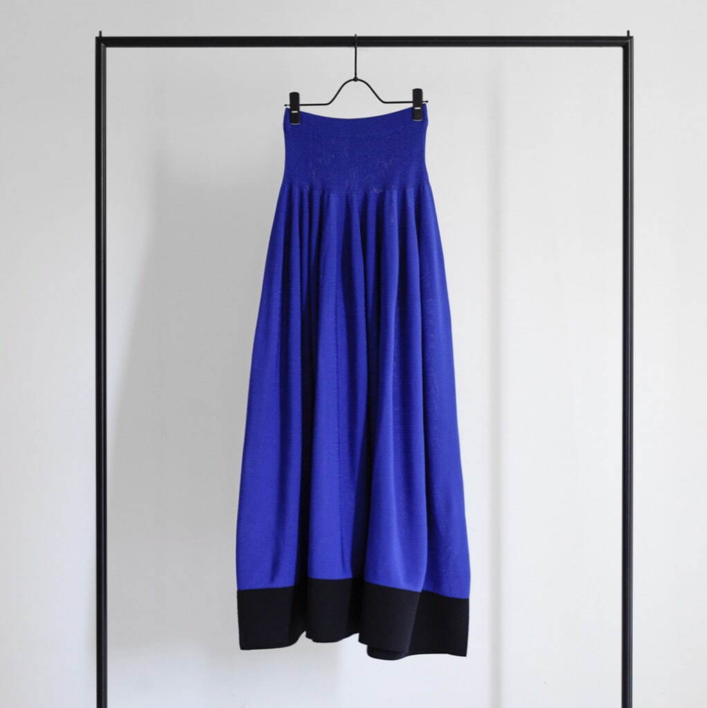 CFCL“鮮やかブルー×ブラック”のギャザードレス＆スカート、エディション限定｜写真2