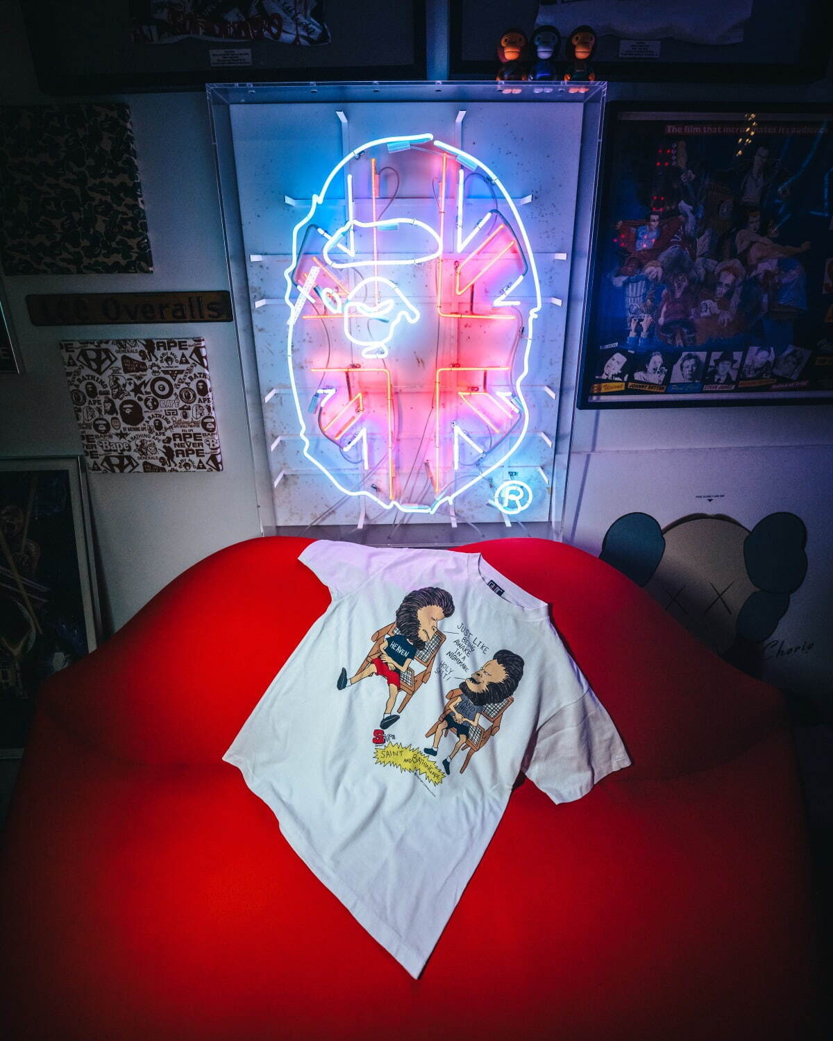 ア ベイシング エイプ×セント マイケル初コラボ、ヴィンテージ加工を施したアメコミ風Tシャツなど｜写真2