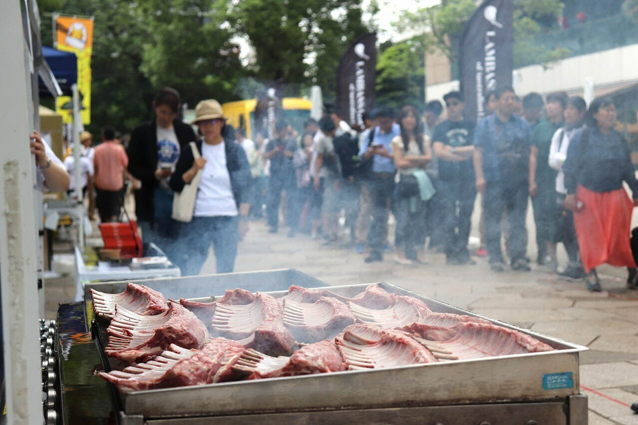 春の“ラム肉祭り”「ラムバサダーフェスティバル」東京・中野で、ラムチョップなど羊肉料理が集結｜写真1