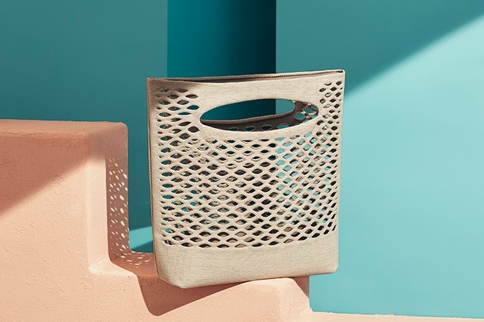 グッド グッズ イッセイ ミヤケ「モッコ」に新作バスケットバッグ、洗えるニット×ツイル編み