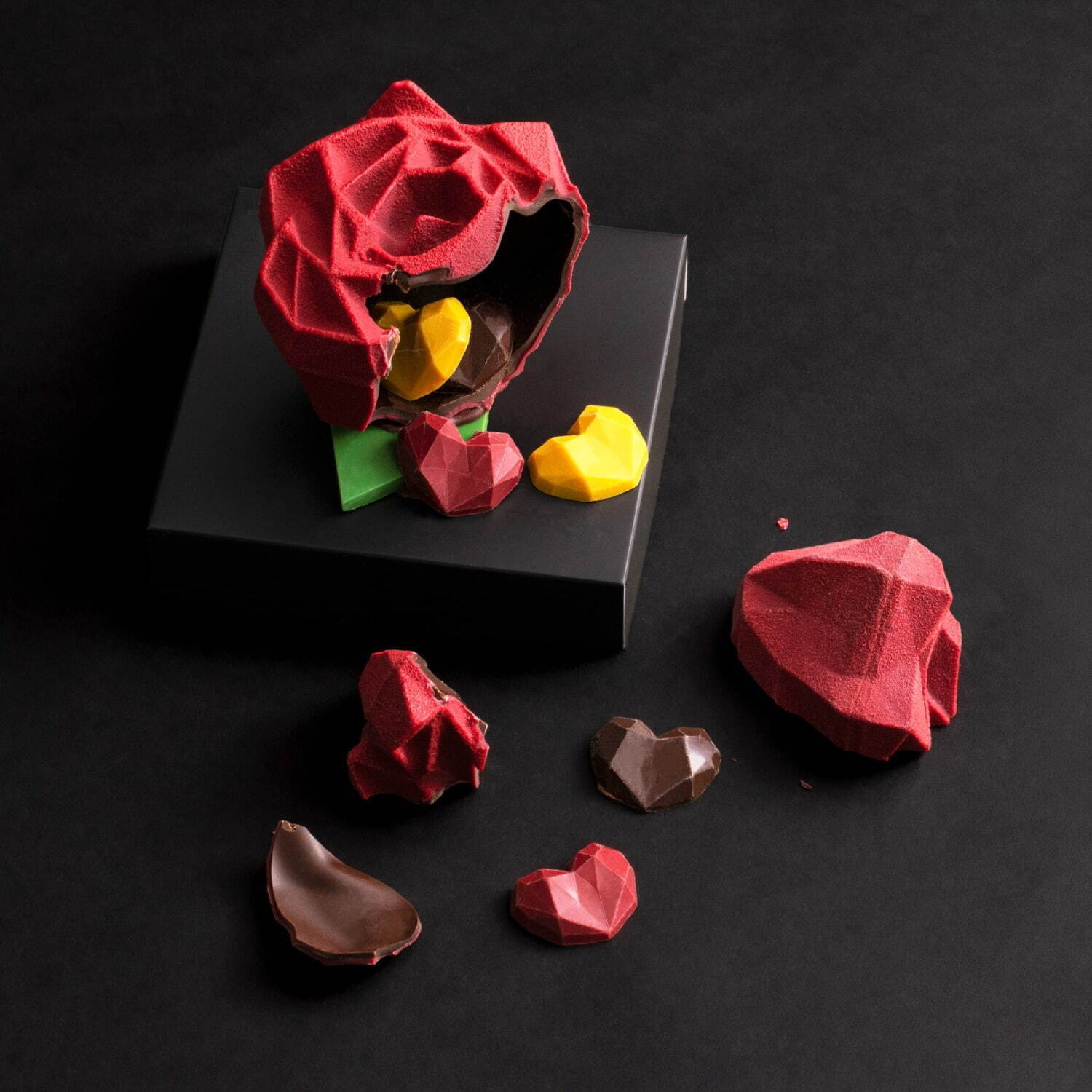 ブボ・バルセロナの母の日チョコレート、"割ると中からハートが溢れる"薔薇型チョコレートなど｜写真1