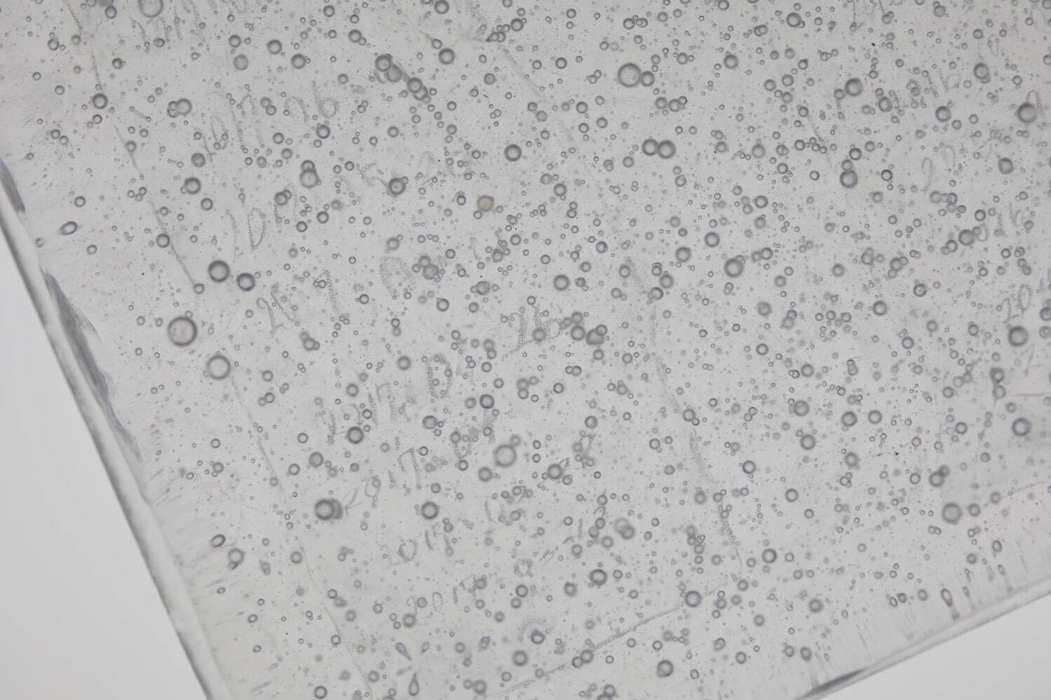 宮永愛子 《Strata》(部分) 2018-19年 ガラス、製本の道具、大潮暦、ミクストメディア 写真：木奥恵三 ©︎MIYANAGA Aiko Courtesy of Mizuma Art Gallery.