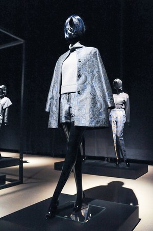 アンベル 2014-15年秋冬コレクション - 抽象画家 アド・ラインハートの“黒”に魅せられて|写真1