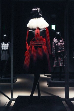 アンベル 2014-15年秋冬コレクション - 抽象画家 アド・ラインハートの“黒”に魅せられて|写真13