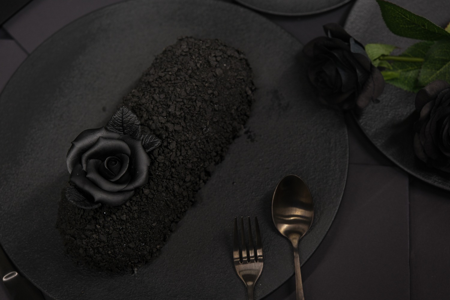 漆黒の“薔薇＆蛇”ケーキ、仏発ブランド「ブラックパリ」限定ストアが大阪・横浜・福岡ほかで