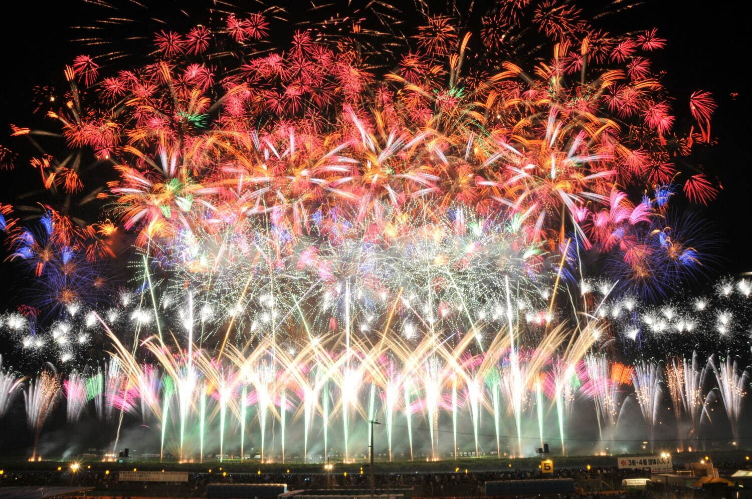 “日本最高峰”の花火大会「大曲の花火」秋田県大仙市で、夏は全国唯一の昼夜二部制｜写真1