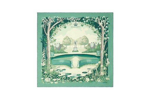バーバリー“英国王の庭園”モチーフの限定スカーフ、美しい草花や噴水をプリント
