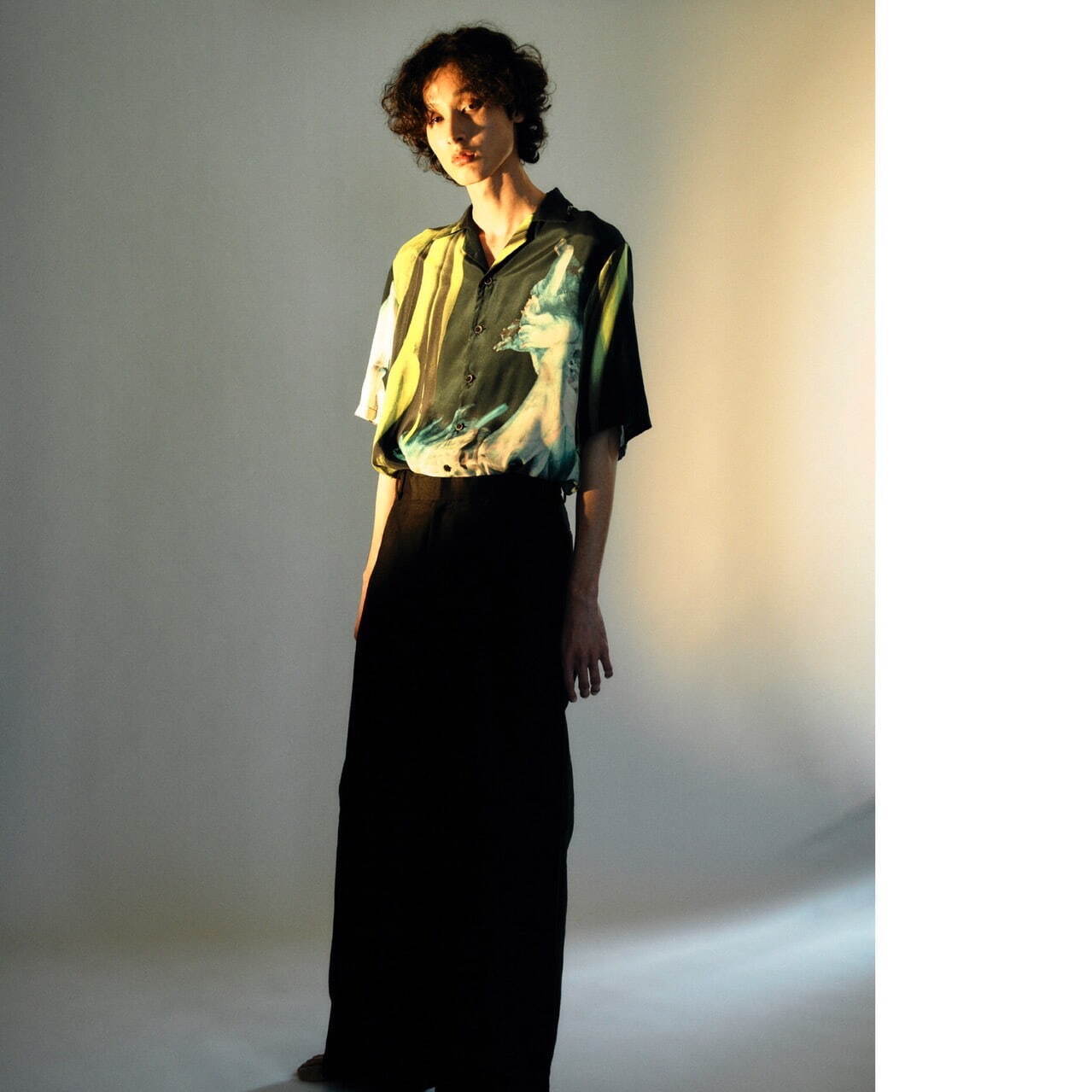 SILK OPEN COLLAR SHIRTS 53,900円、JERSEY WIDE TROUSERS 37,400円